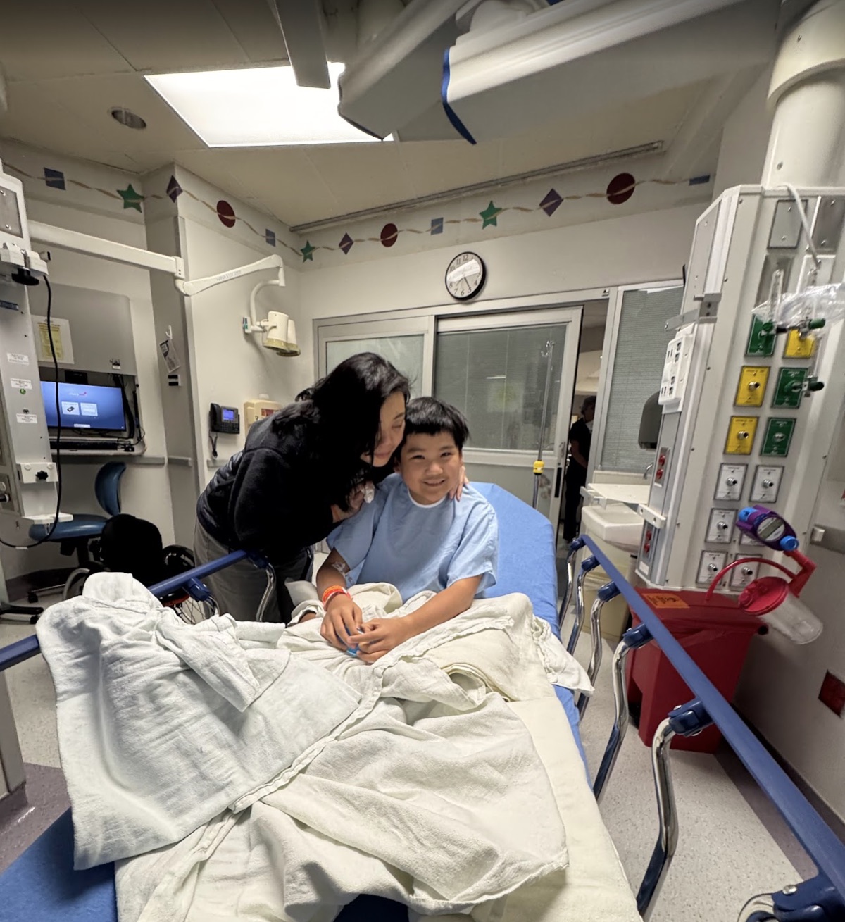Ryle smiling in hospital with mom